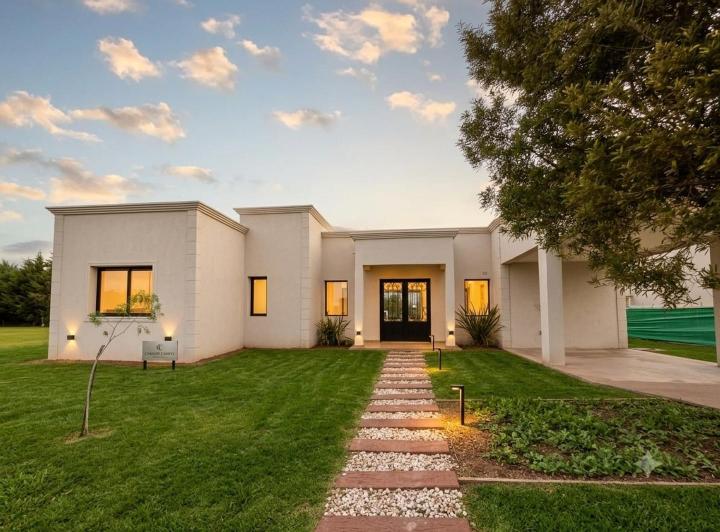 Casa · 145m² · 4 Ambientes · 3 Cocheras