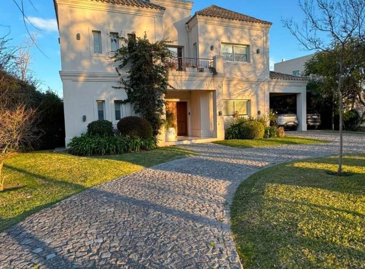 Casa · 209m² · 5 Ambientes · 2 Cocheras