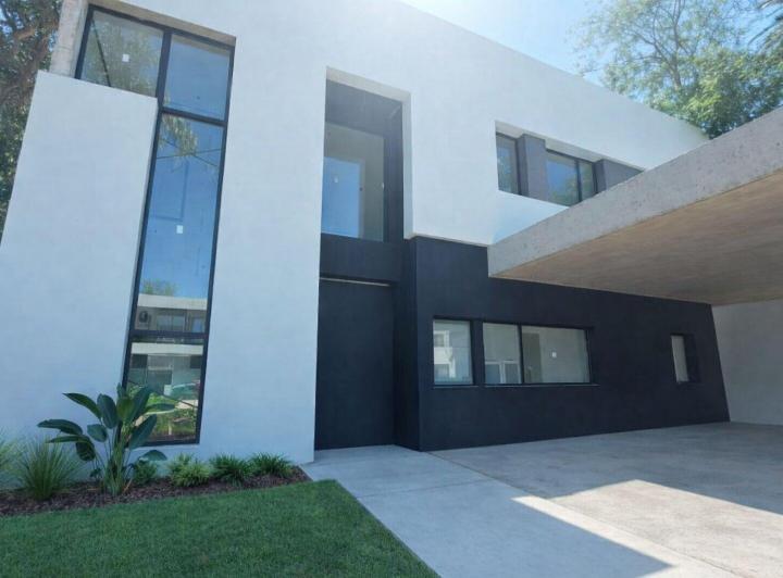 Casa · 200m² · 5 Ambientes · 2 Cocheras