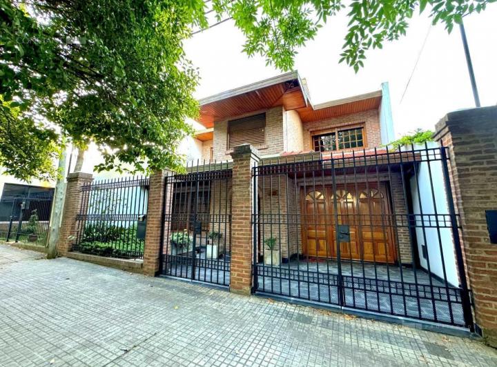 Casa · 306m² · 6 Ambientes · 3 Cocheras