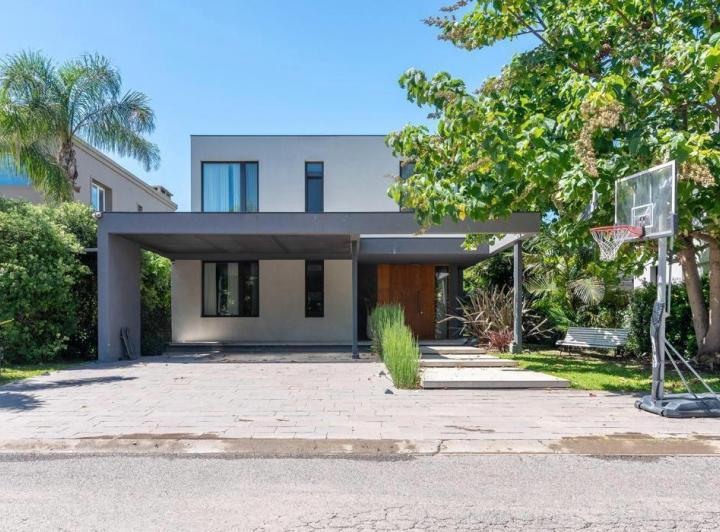 Casa · 286m² · 6 Ambientes · 2 Cocheras