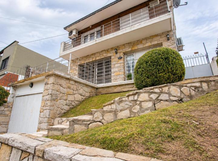 Casa · 180m² · 6 Ambientes · 2 Cocheras