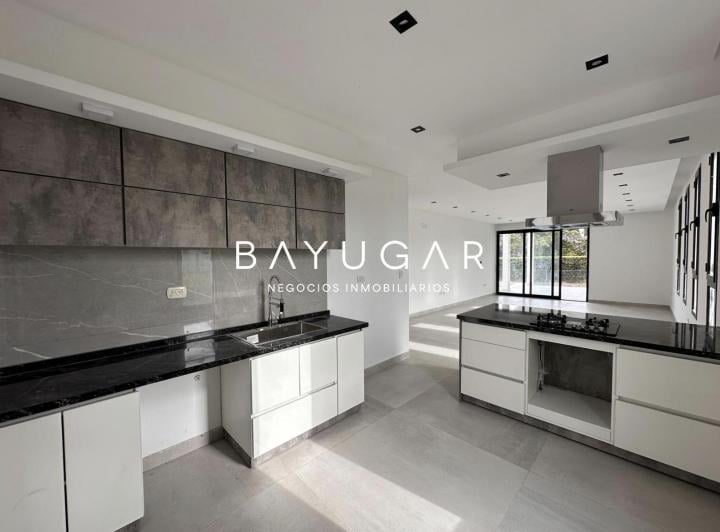Casa · 210m² · 5 Ambientes · 6 Cocheras