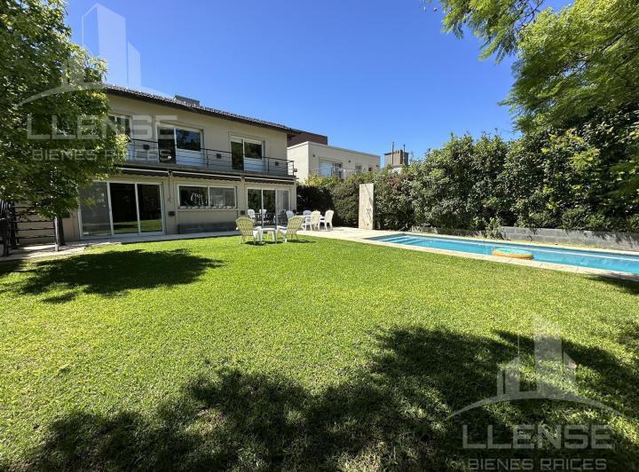 Casa · 365m² · 6 Ambientes · 4 Cocheras