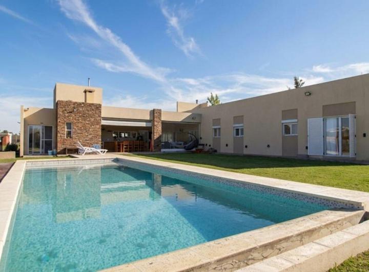 Casa · 250m² · 5 Ambientes · 1 Cochera