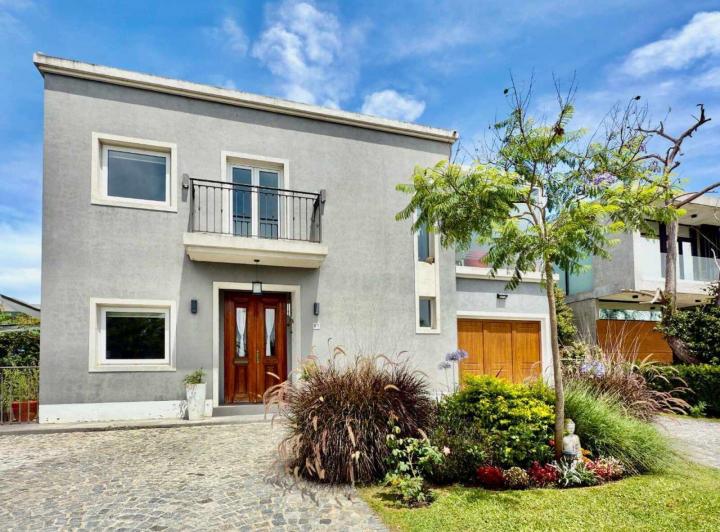 Casa · 250m² · 6 Ambientes · 1 Cochera