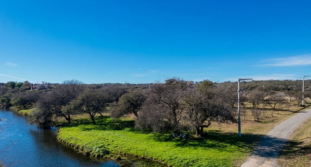 Venta lote premium 2.800m2 sobre río, Calamuchita