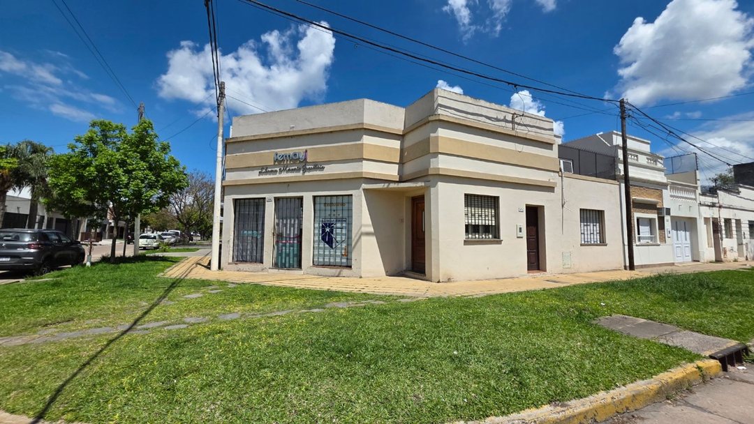 SE VENDE CASA DE 3 D. MAS LOCAL EN BARRIO CANDIOTI