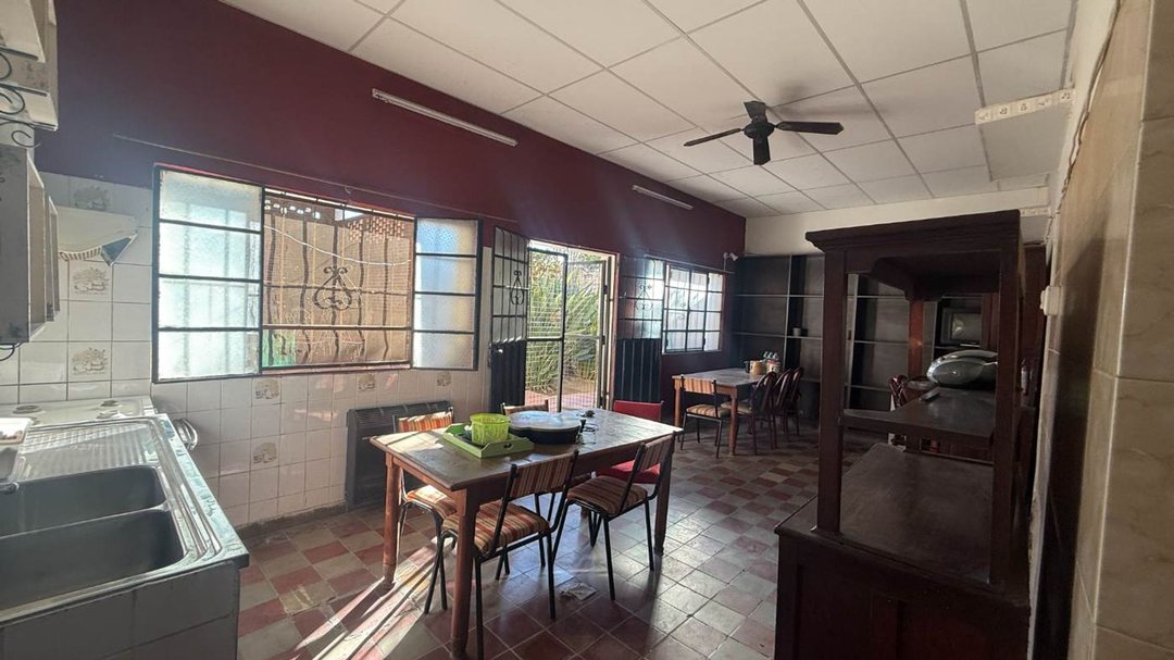 Casa de 2 Dormitorios en Venta Sobre Avenida