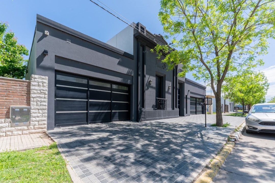 VENTA CASA C/PILETA, QUINCHO Y 3 COCHERAS -FRANCK