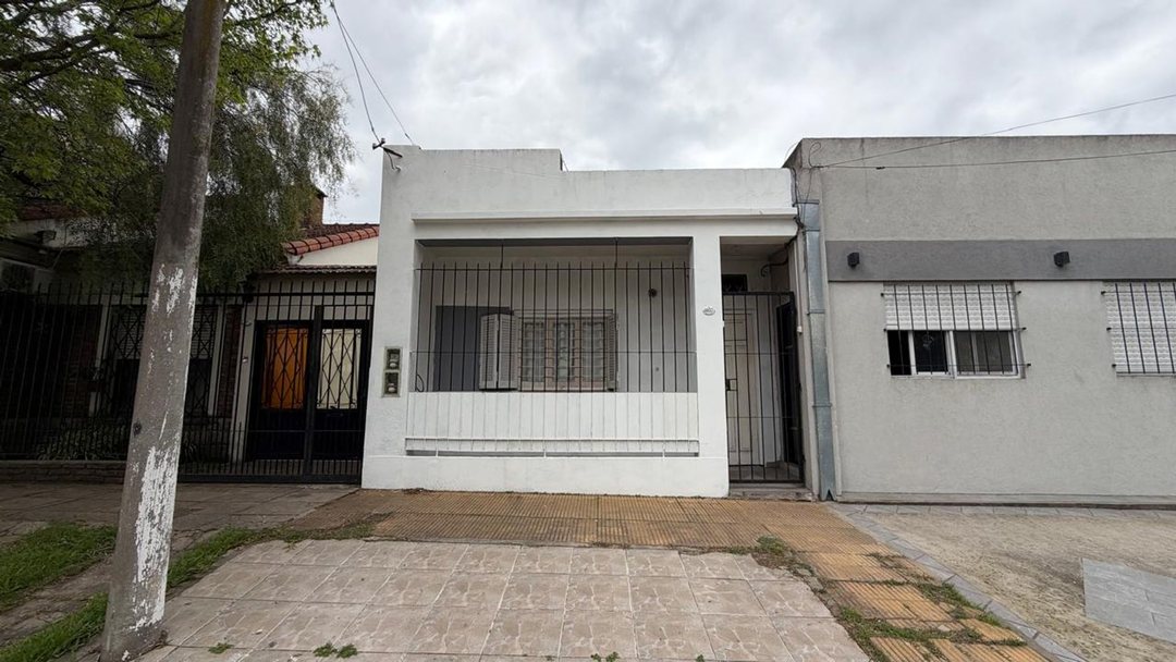 VENTA PH 2 AMB CON PATIO - CASTELAR - SIN EXPENSAS