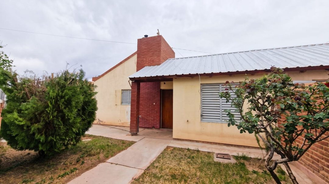 VENTA CASA DE 4 DORMITORIOS. BARREAL