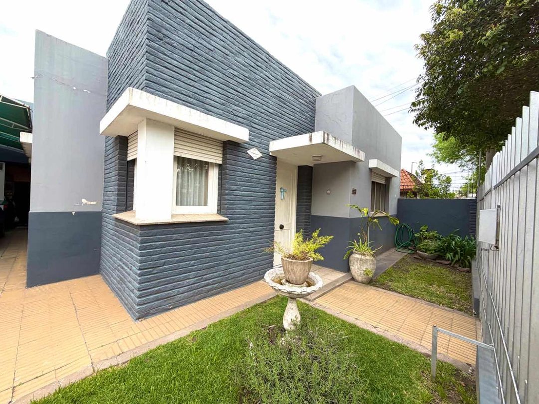 CASA DE 3 DORMITORIOS CON PATIO Y COCHERA DOBLE