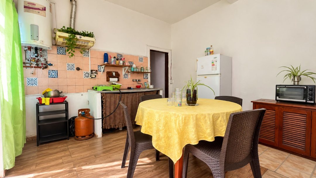 Venta casa 3 amb. Con gran fondo, Tablada