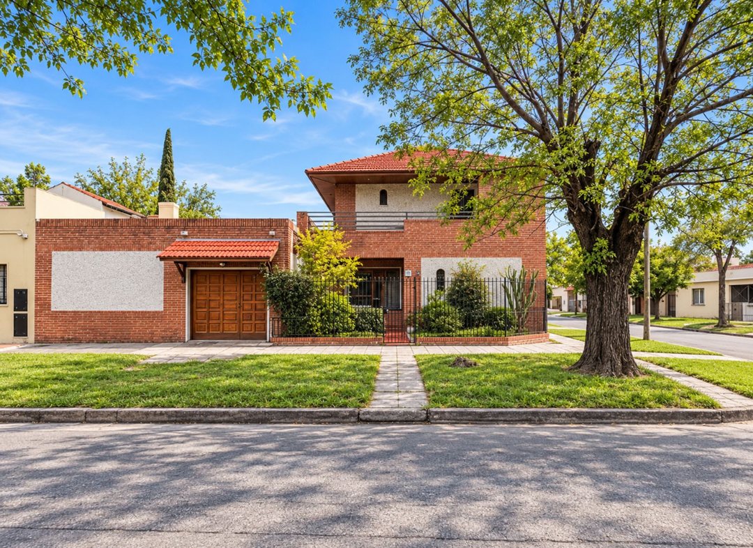 Casa 5 Ambientes Venta Banfield Parque y Quincho