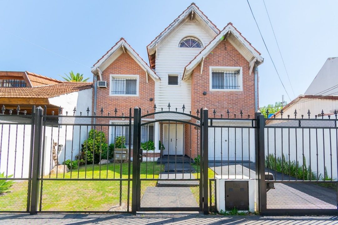 CASA 4 AMBIENTES ITUZAINGO CON PARQUE Y PILETA