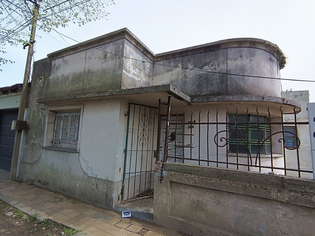 CASA EN VENTA LA PLATA A REFACCIONAR