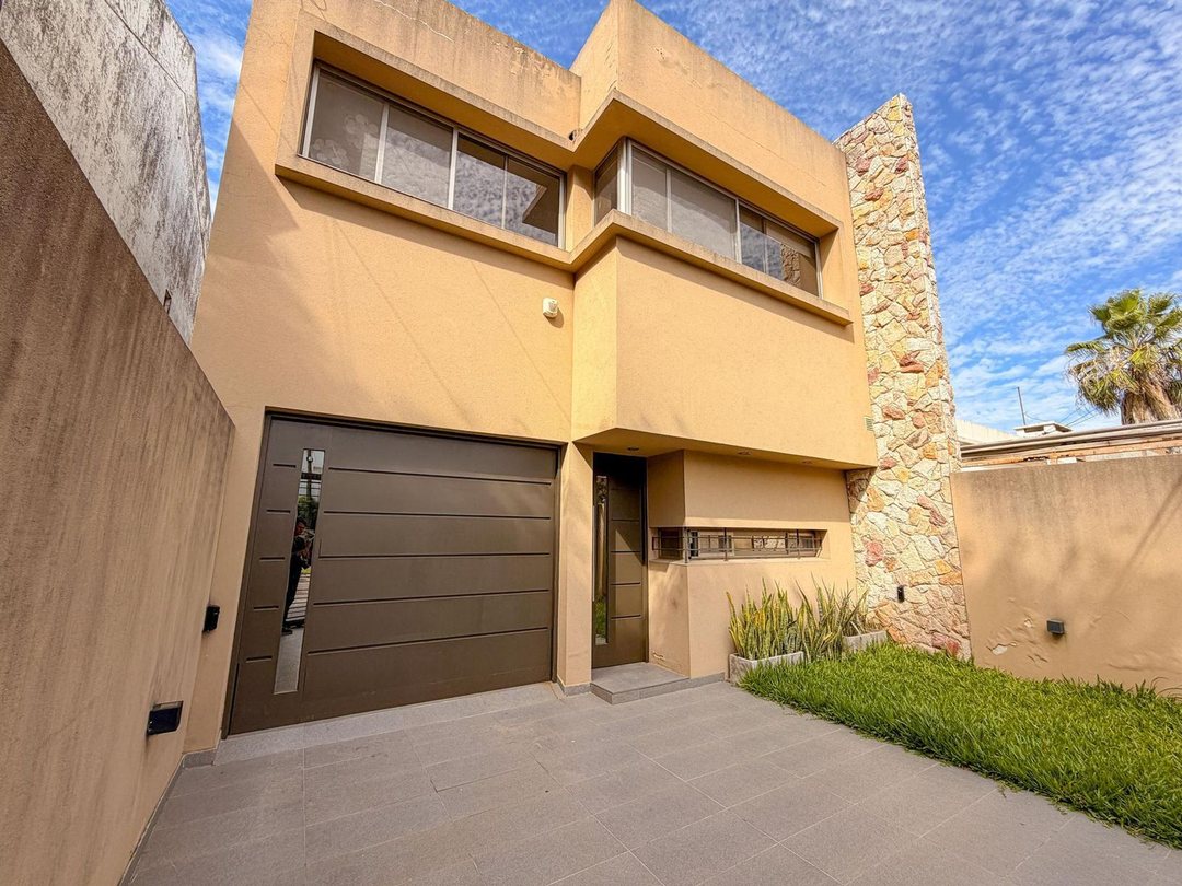 Venta casa 2 plantas, jardin, cochera Alberdi