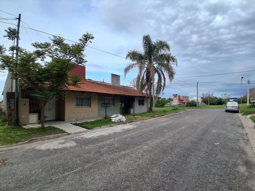 Casa 2 dormitorios con patio y parrilla, Oro Verde
