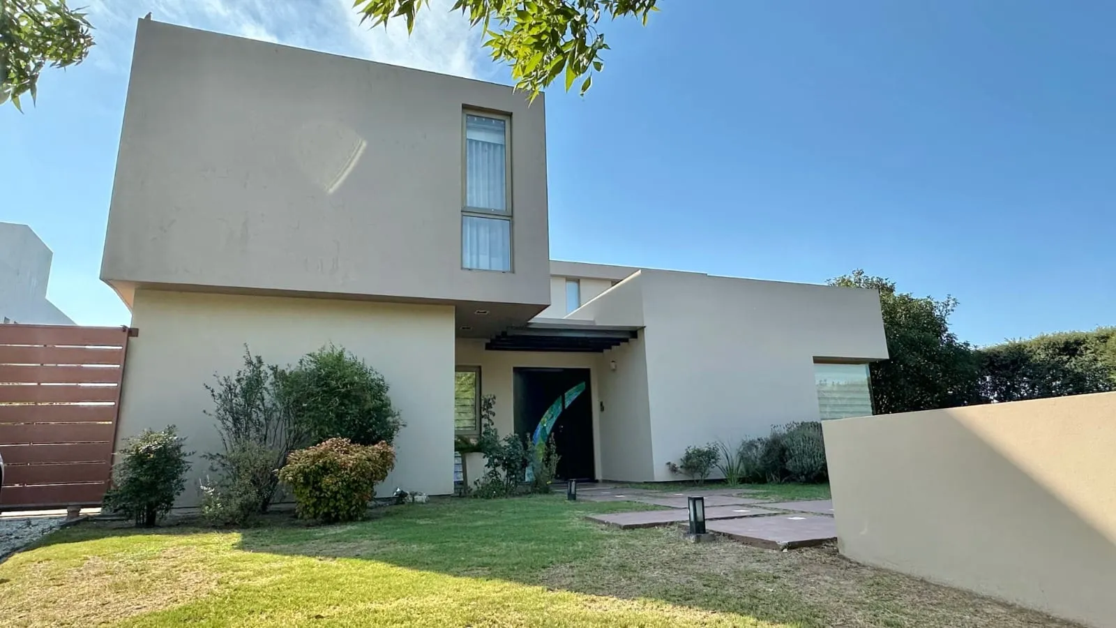 VENTA CASA 3 DORM CATEGORIA EN COUNTRY DE MANANTIALES CÓRDOBA