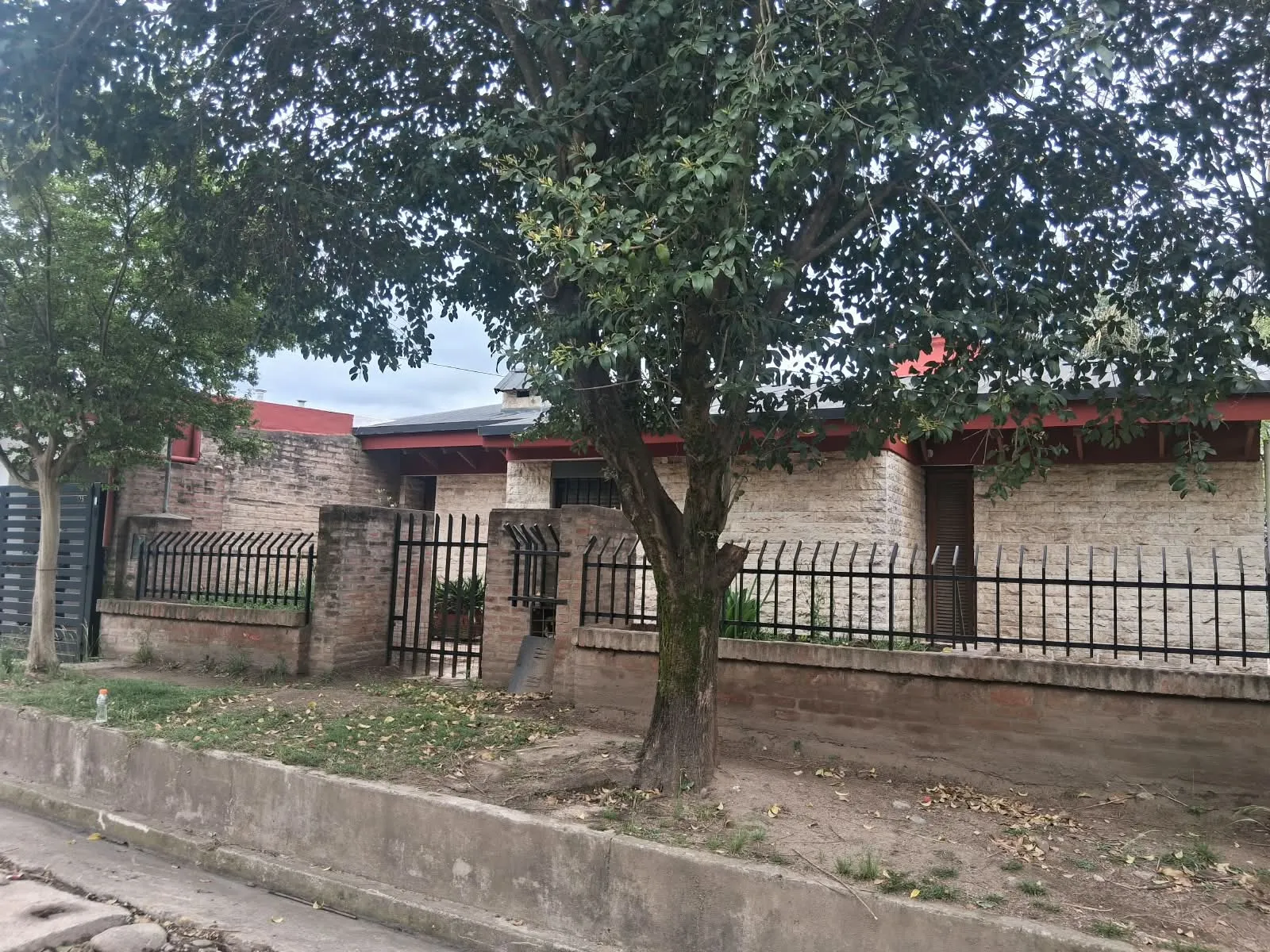 CASA EN ALQUILER EN VILLA ALLENDE – 4 DORMITORIOS, PILETA Y QUINCHO