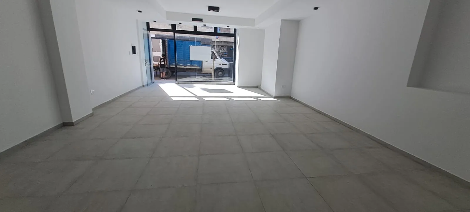 ALQUILO LOCAL  COMERCIAL  NUEVO A ESTRENAR  CASEROS 881 ESQ SAN J CALAZANS FRENTE VIDRIADO 2 BAÑOS !!
