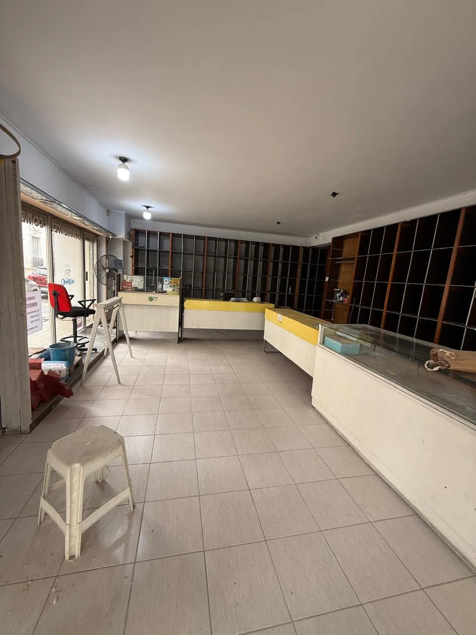 Alquilo Local Comercial 80 m + 60 m de Deposito - Barrio Centro - Equipado con Mobiliario