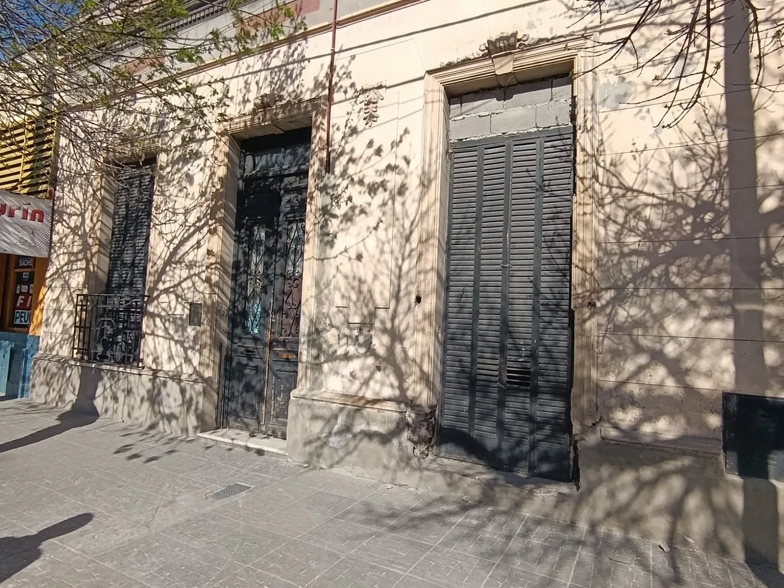 Casona antigua sobre Av Alem, zona comercial, oportunidad. Ag