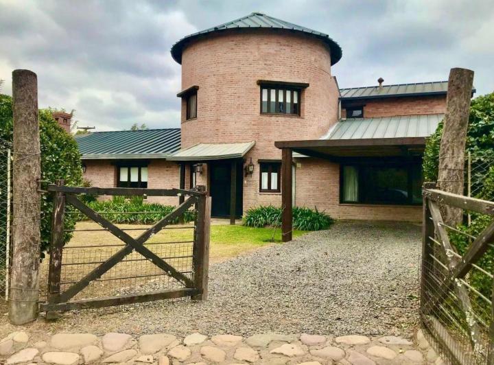 Casa · 400m² · 6 Ambientes · 5 Cocheras
