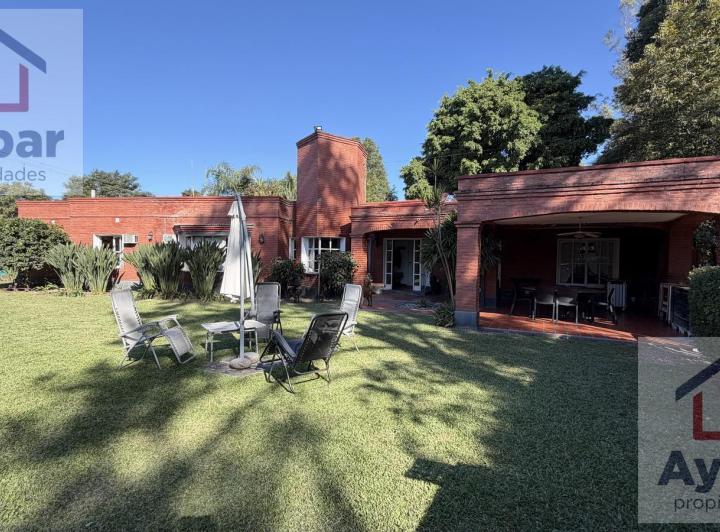 Casa · 900m² · 4 Dormitorios · 6 Cocheras