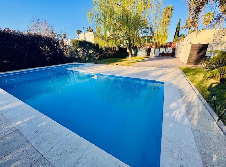 Casa · 260m² · 6 Ambientes · 2 Cocheras