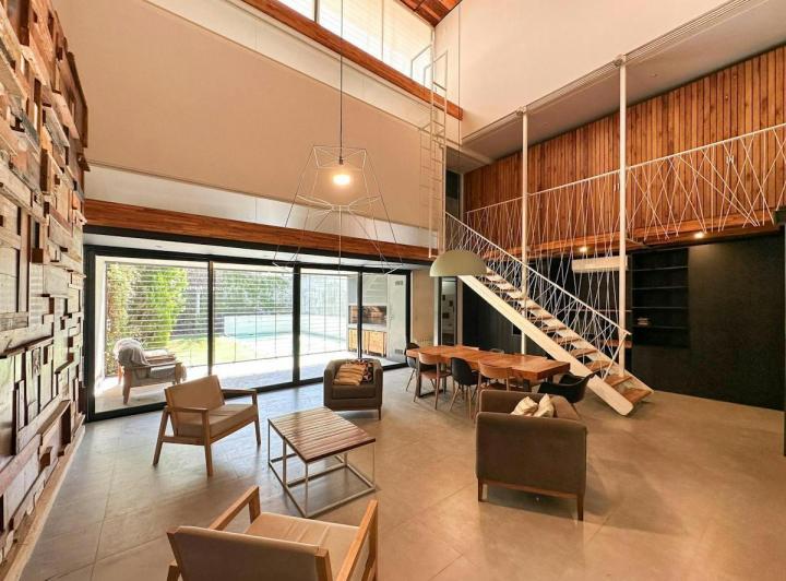 Casa · 190m² · 6 Ambientes · 2 Cocheras