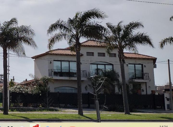 Casa · 400m² · 5 Ambientes · 4 Cocheras
