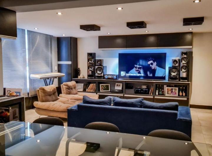 Casa · 215m² · 6 Ambientes · 3 Cocheras