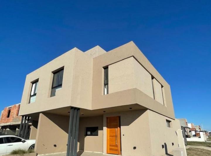 Casa · 125m² · 5 Ambientes · 2 Cocheras