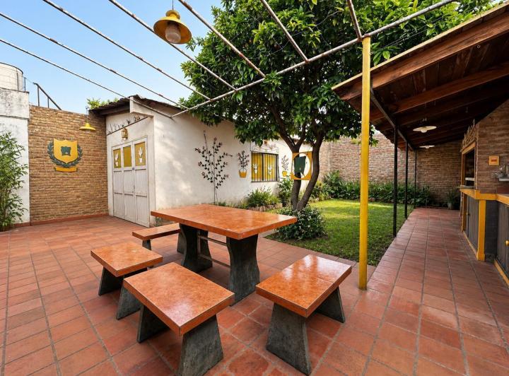 Casa · 216m² · 6 Ambientes · 2 Cocheras