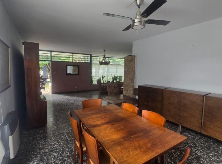 Casa · 215m² · 6 Ambientes · 2 Cocheras