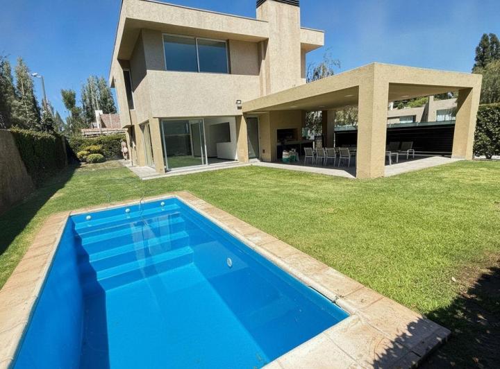 Casa · 210m² · 4 Ambientes · 2 Cocheras