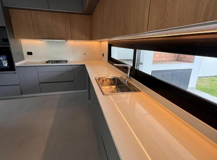 Casa · 250m² · 7 Ambientes · 2 Cocheras