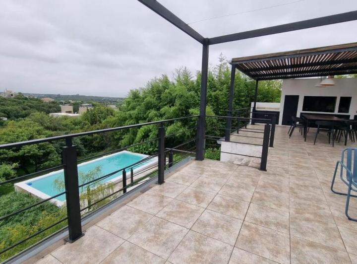 Casa · 360m² · 6 Ambientes · 2 Cocheras