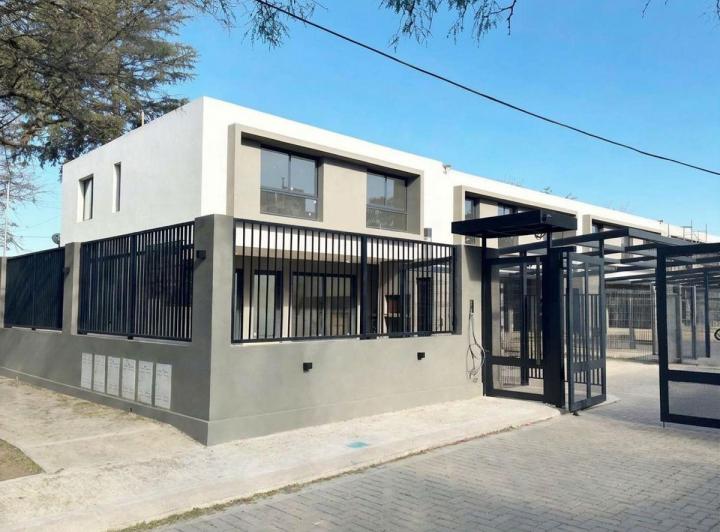 Casa · 200m² · 1 Ambiente · 2 Cocheras