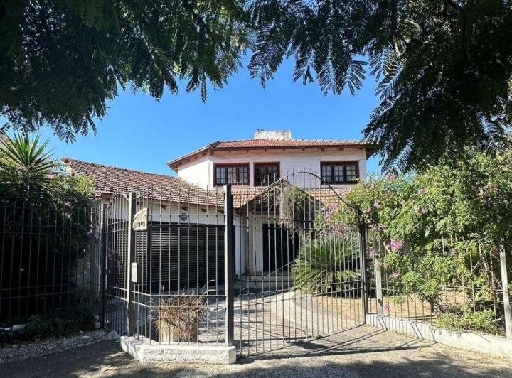 Casa · 300m² · 6 Ambientes · 2 Cocheras