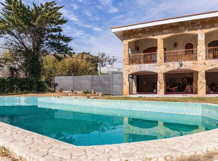 Casa · 700m² · 5 Dormitorios · 4 Cocheras