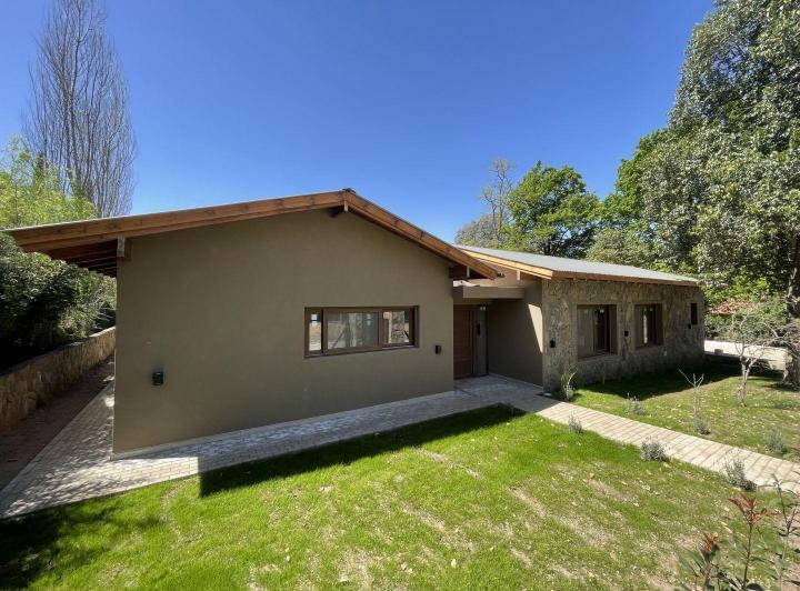 Casa · 380m² · 5 Ambientes · 2 Cocheras