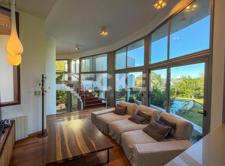 Casa · 414m² · 6 Ambientes · 2 Cocheras