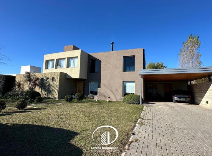 Casa · 340m² · 8 Ambientes · 2 Cocheras