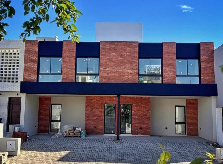Casa · 130m² · 4 Ambientes · 2 Cocheras