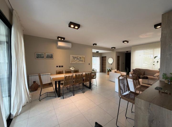 Casa · 180m² · 7 Ambientes · 2 Cocheras