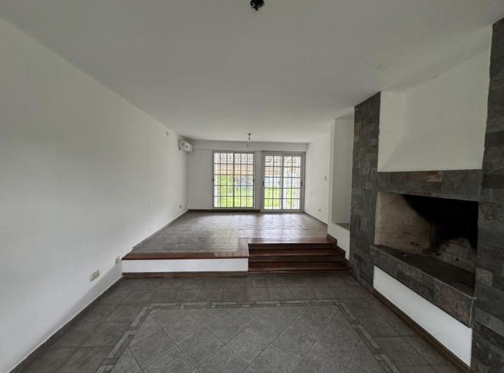 Casa · 360m² · 6 Ambientes · 2 Cocheras