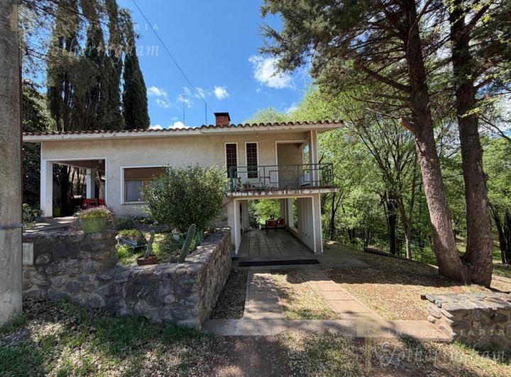 Casa · 900m² · 5 Ambientes · 1 Cochera